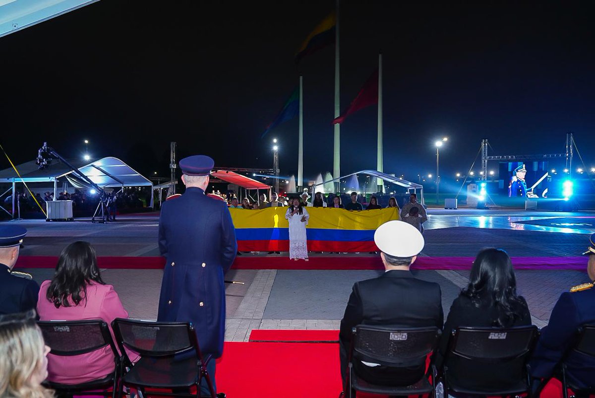 COMANDANTE_EJC's tweet photo. Como Comandante del @COL_EJERCITO, me llena de orgullo felicitar a los 97 hombres y mujeres galardonados en esta Noche de Honor.

Cada reconocimiento refleja su valentía, dedicación y compromiso con Colombia. Son un ejemplo de los valores que engrandecen a nuestra institución.

Mi gratitud también va para sus familias, que con su apoyo se convierten en el pilar fundamental de nuestro personal que protege a nuestro pueblo colombiano, el cual inspira nuestra misión diaria.

¡Sigamos sirviendo con honor y lealtad a nuestra patria!

#PatriaHonorLealtad
#NuestroCompromisoEs🇨🇴