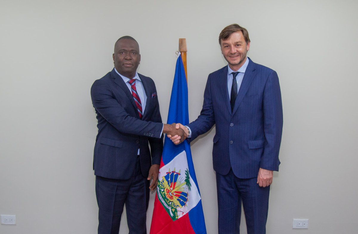 MJSPHt's tweet photo. 🇭🇹🤝🇫🇷Rencontre entre le Ministre de la Justice et l’Ambassadeur de France : un partenariat stratégique pour le rétablissement de la sécurité en Haïti. La France se tient à nos côtés pour relever ce défi crucial. Ensemble, nous bâtirons un avenir plus sûr.@ambafranceht  #Sécurité https://t.co/PqjJbVBKGE