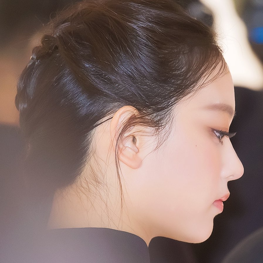 haerinskumu's tweet photo. Her perfect side profile 🐈‍⬛ 

DIOR PRINCESS KANG HAERIN 
#HAERINxDIOR 
#NewJeans @Dior https://t.co/8vhKLL3D37