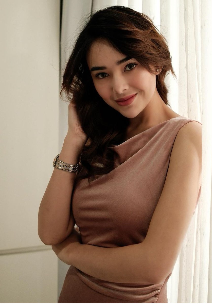 FriskaLiu5's tweet photo. Happy birthday 
#AmandaManopoTurning25th https://t.co/slUBqIuzwD