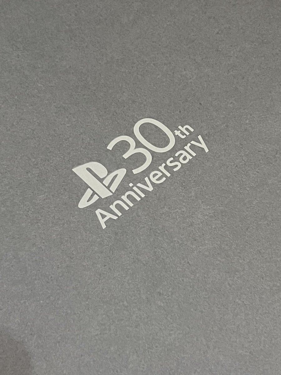 so_now04's tweet photo. そういえば届いてから放置してたPS5 Proアニバーサリーのやつ開封した
メインはPCなんでこっちはパッケージ用に使いたいんだけど、ソニーさんはよディスクドライブ増産してください...
#PS30周年 https://t.co/ADOTLy4HW1