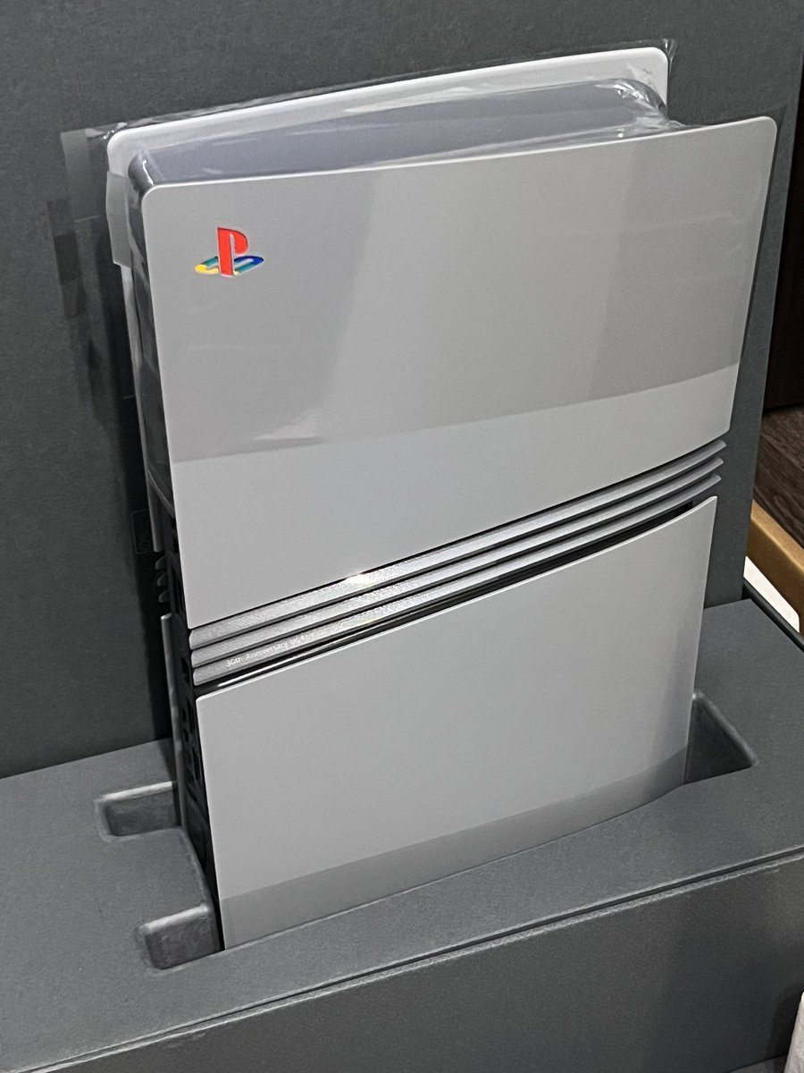 so_now04's tweet photo. そういえば届いてから放置してたPS5 Proアニバーサリーのやつ開封した
メインはPCなんでこっちはパッケージ用に使いたいんだけど、ソニーさんはよディスクドライブ増産してください...
#PS30周年 https://t.co/ADOTLy4HW1