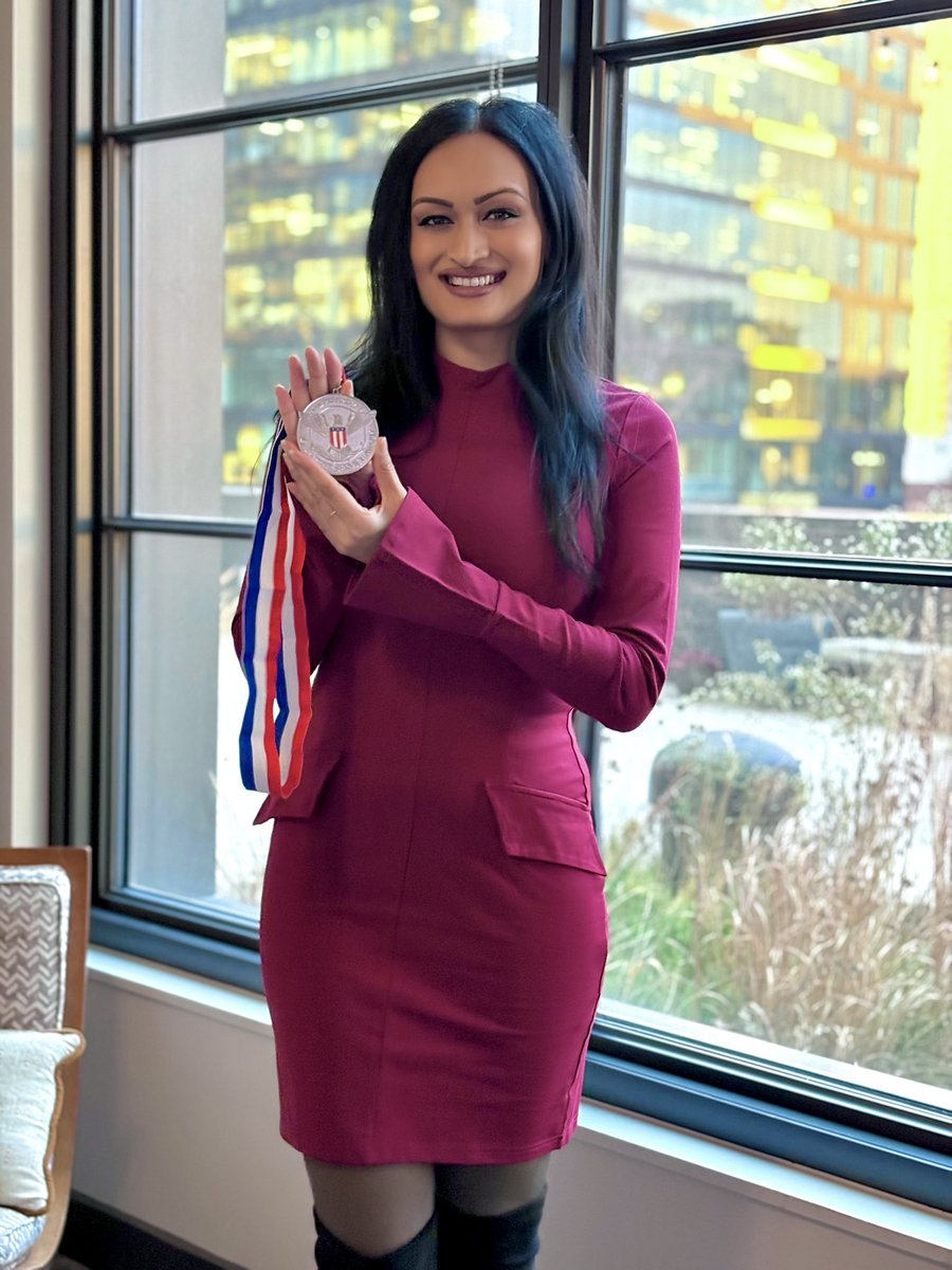 PayalPatelS's tweet photo. Honored to receive the Silver Medal + President’s Volunteer Service Award from @POTUS @JoeBiden for my work in human rights advocacy, education &amp; gender equality. I will do my best to continue to live up to the ideals of this extraordinary honor. 🥈🙏🏽

#InternationalVolunteerDay https://t.co/OprF7DXHE3
