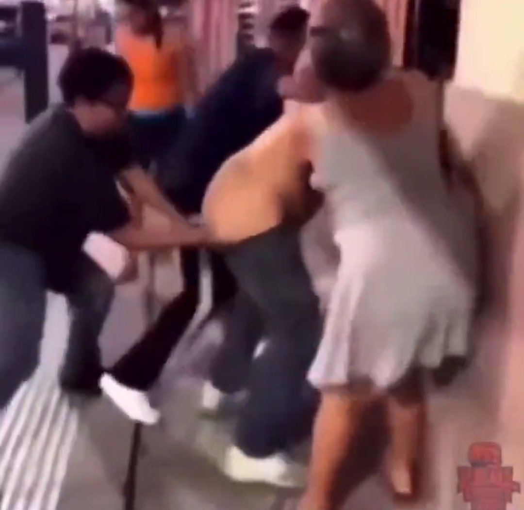 AlertaArgNews's tweet photo. PELEAS FUERA DE CONTEXTO😐

Les traigo un hilo dónde veremos peleas qué nos harán pensar "porque carajos hizo eso?"

🛑si se quieren reír un rato ➡️entren