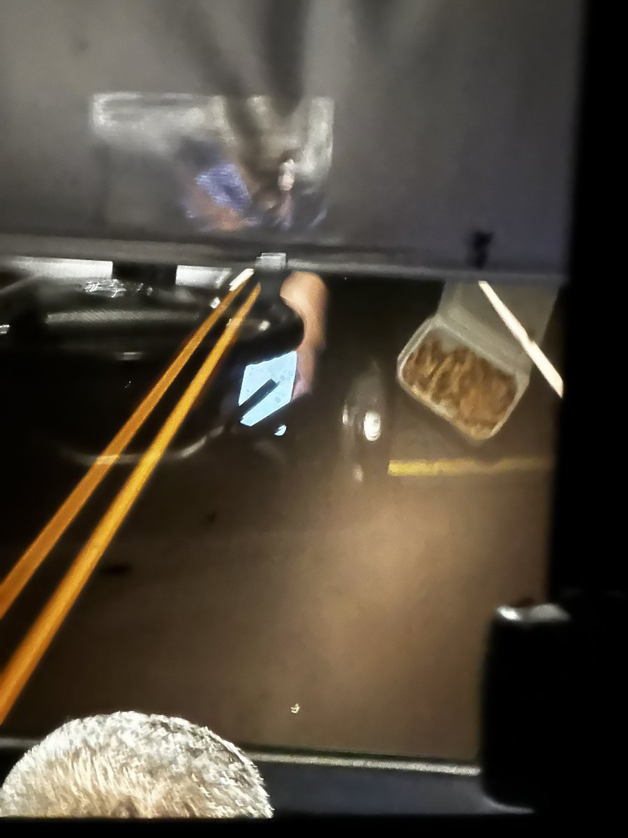 ickilljoy's tweet photo. El conductor andaba animao y se puso a escribir mientras almorzaba. Ese timón lo está sosteniendo la buena intención https://t.co/9mO7M9sFiT