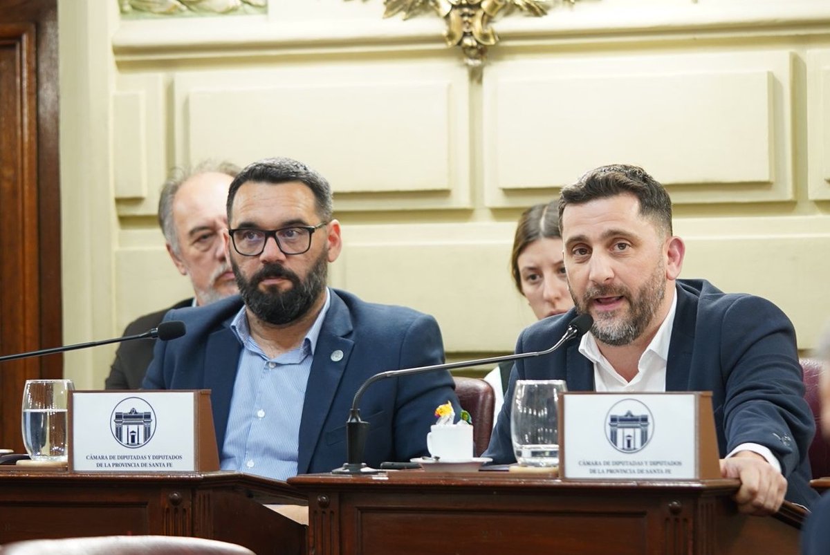 mcuvertino's tweet photo. Orgulloso de reafirmar mi compromiso con la democracia, la república y el federalismo, votando la ley que habilita la Reforma de la Constitución de #SantaFe. 
Se abre una oportunidad única para construir una provincia más moderna, transparente y participativa.
Momento histórico que cala hondo en el corazón socialista 🌹