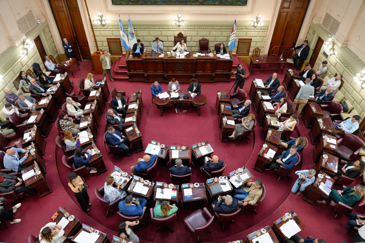 mcuvertino's tweet photo. Orgulloso de reafirmar mi compromiso con la democracia, la república y el federalismo, votando la ley que habilita la Reforma de la Constitución de #SantaFe. 
Se abre una oportunidad única para construir una provincia más moderna, transparente y participativa.
Momento histórico que cala hondo en el corazón socialista 🌹