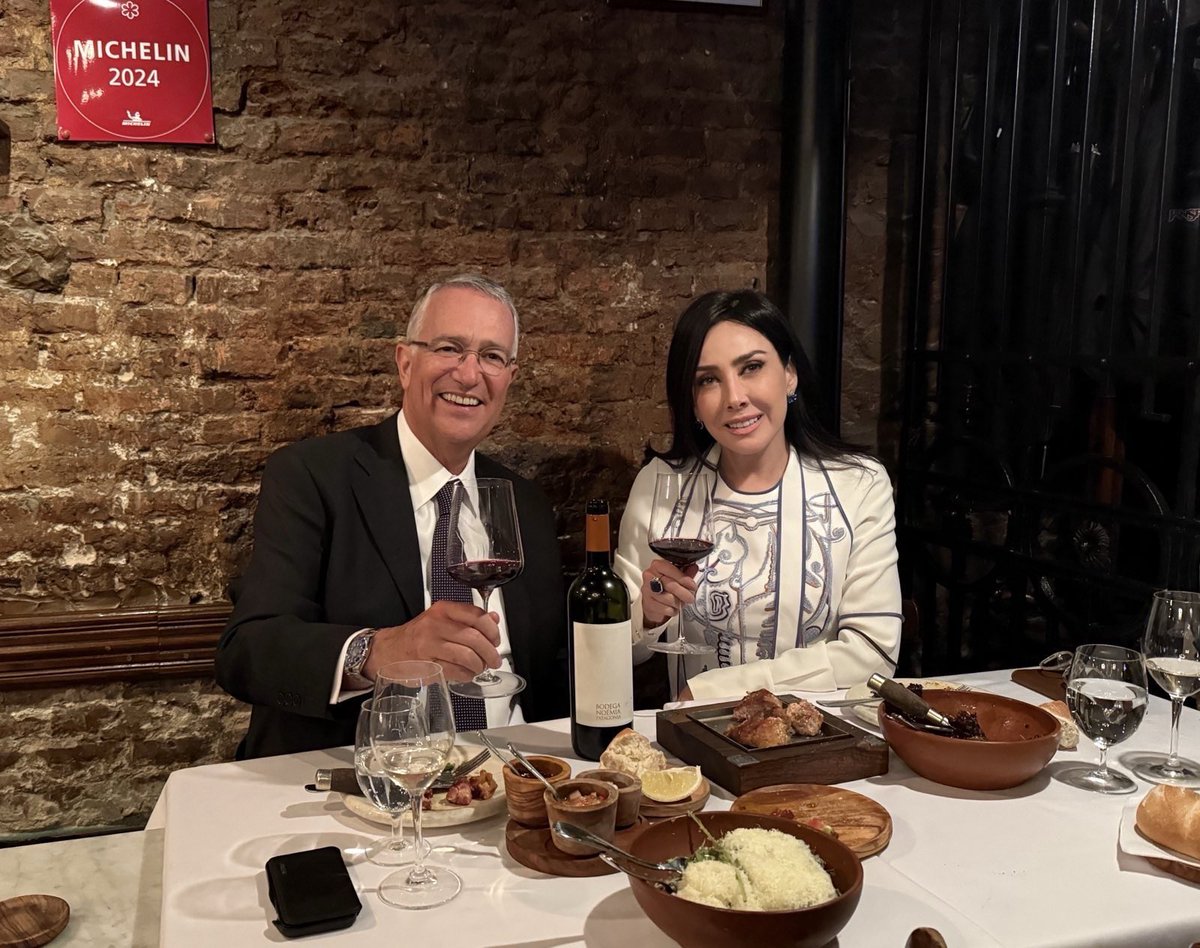 RicardoBSalinas's tweet photo. Mis amigos mexicanos hasta en Argentina me consienten!!!… gracias @ottomonsivaism por el excelente vinito, desde México hasta Argentina!!!

Gran trabajo @JorgeNikaidoB eso de dejar todo listo sin importar que sea, ni donde esté, es #FullLifeWork https://t.co/InPBvH5kQe