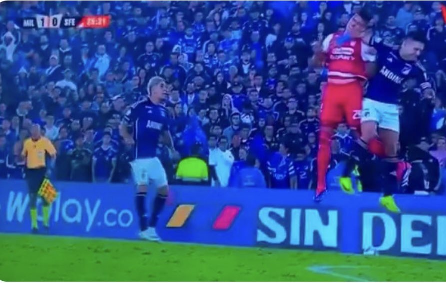 ElColeccioniste's tweet photo. Por qué no funcionó el VAR en esta jugada del primer tiempo (37') que hubiera dejado muy mal parado a @MillosFCoficial.
Espero se le dé la misma difusión a esta acción que pudo influir en el resultado y en las posiciones del cuadrangular A. https://t.co/W8fUOTyDEg