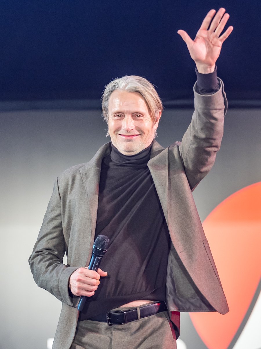 🥃 | MADS DITTMANN MIKKELSEN! 🥵 Nova foto de Mads hoje no painel da Tokyo Comic Con 💙 

#TokyoComicCon
© <a href="/DtimesDrama/">Dtimes Drama</a>