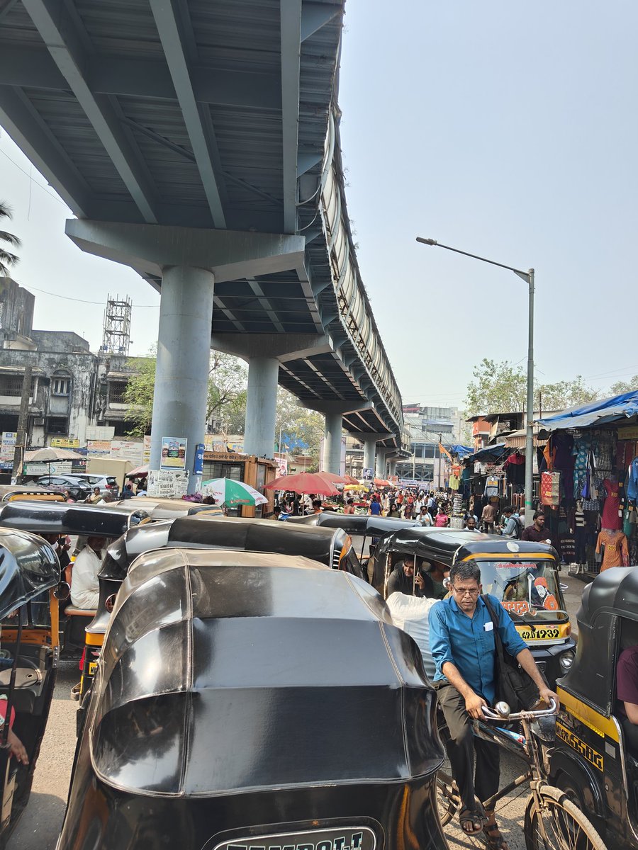 GujjuManush's tweet photo. @MTPHereToHelp @mybmc @mybmcWardRS see the amount of traffic and chaos that gets created due to auto rickshaw and illegal hawkers occupying the Akurli Road to Kandivali Station East. A serious concern @BhatkhalkarA ji needs to be looked at as the roads from bus stop is closed. https://t.co/xB5Mg2MpTa