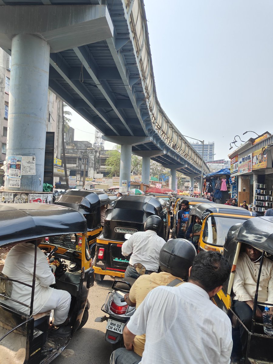 GujjuManush's tweet photo. @MTPHereToHelp @mybmc @mybmcWardRS see the amount of traffic and chaos that gets created due to auto rickshaw and illegal hawkers occupying the Akurli Road to Kandivali Station East. A serious concern @BhatkhalkarA ji needs to be looked at as the roads from bus stop is closed. https://t.co/xB5Mg2MpTa