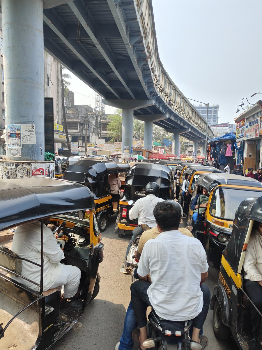 GujjuManush's tweet photo. @MTPHereToHelp @mybmc @mybmcWardRS see the amount of traffic and chaos that gets created due to auto rickshaw and illegal hawkers occupying the Akurli Road to Kandivali Station East. A serious concern @BhatkhalkarA ji needs to be looked at as the roads from bus stop is closed. https://t.co/xB5Mg2MpTa