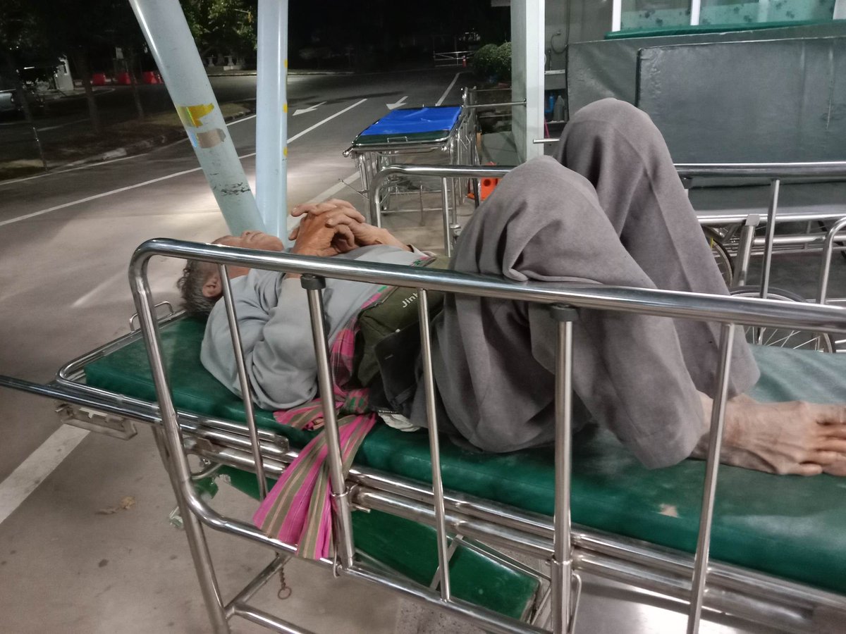 stigma_tae's tweet photo. ขออนุญาตขอความช่วยเหลือจากทุกท่านนะคะ ตอนนี้คุณตากำลังประสบปัญหาเรื่องค่ารักษาพยาบาลค่ะ เมื่อคืนนี้คุณตาประสบอุบัติเหตุจากรถจักรยานยนต์ถูกหมาจรจัดตัดหน้ารถพลิกคว่ำ ทำให้ไหปลาร้าหัก และมีบาดแผลฟกช้ำตามร่างกายหลายแห่งตอนนี้คุณตาต้องเข้ารับการรักษาตัวที่โรงพยาบาล
#ขอความช่วยเหลือ https://t.co/O2S08fgYMO