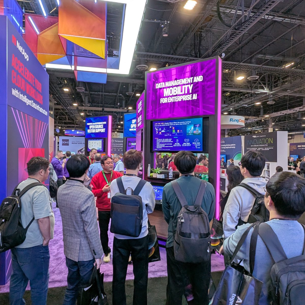 NetApp's tweet image. Ending #AWSreInvent in Vegas on a high! We had a full house — ready to turn data challenges into market opportunities with Amazon FSx for NetApp ONTAP.

From cloud migration to #AI workloads, we have your winning @awscloud solutions: ntap.com/4eZQFBX