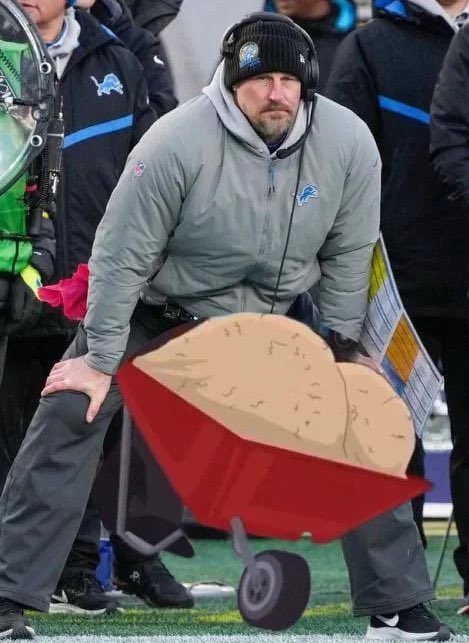 TotalProSports's tweet photo. Dan Campbell’s back gotta hurt. https://t.co/PJw1FuTXiy
