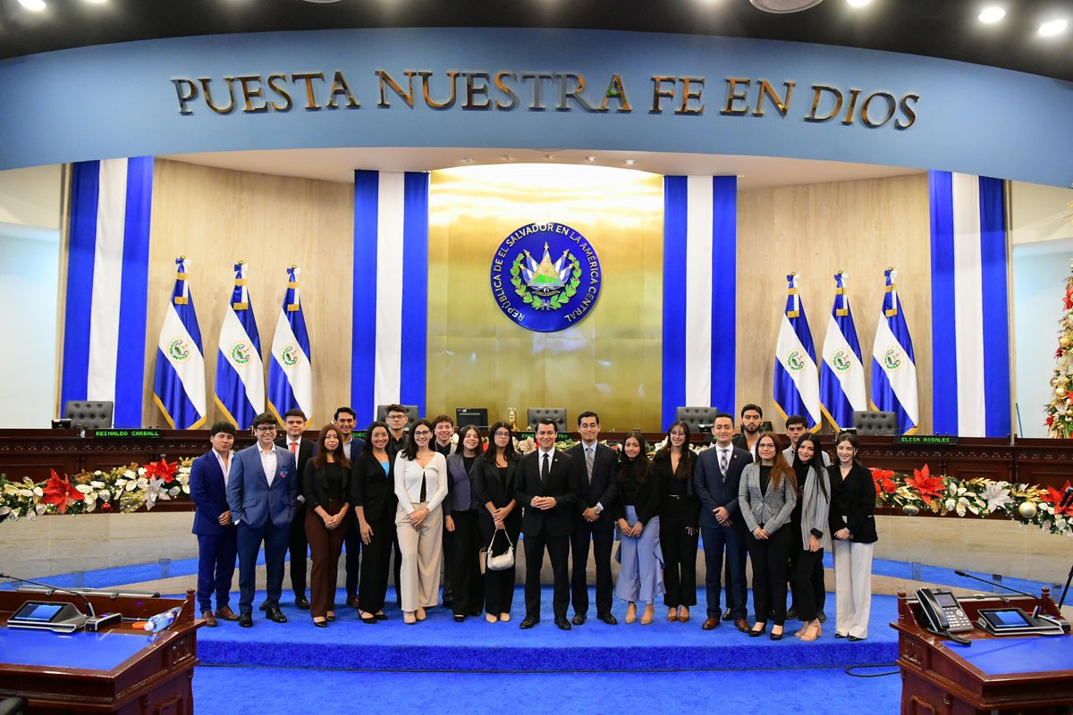 Por ustedes muchachos, por todos los jóvenes salvadoreños que quieren un país libre de asesinos y terroristas, mi voto ahora fue A FAVOR del #RégimenDeExcepción.
