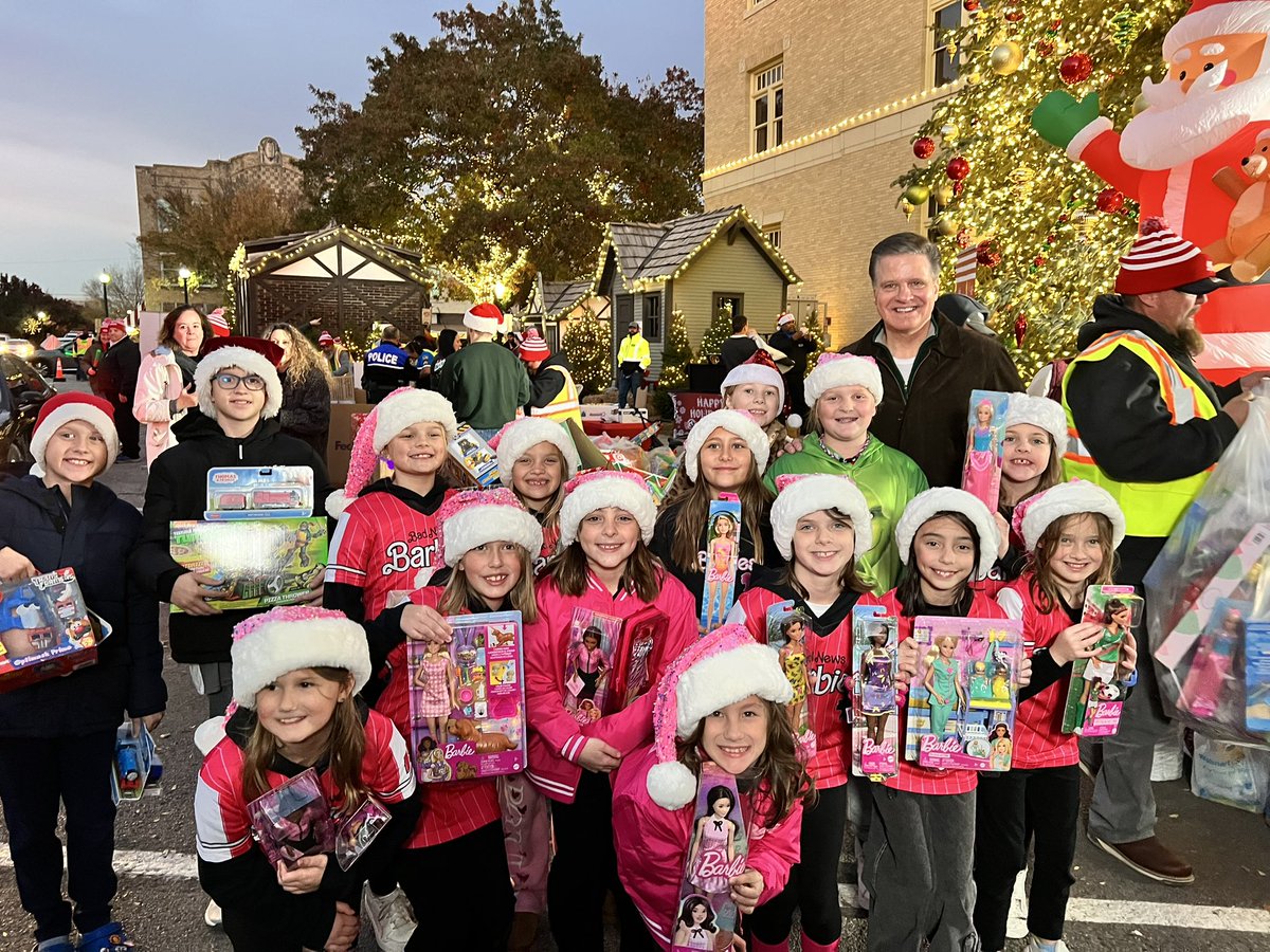 Jenny McGowan (@thejmcg) on Twitter photo 🎄Thanks <a href="/wfaaweather/">Pete Delkus</a> for having the #SantasHelpers <a href="/DTOWNMcKinney/">Downtown Mckinney</a> tonight. What a great way to teach our 🩷Bad News Barbies 🩷softball girls the real reason for the season! 🎄<a href="/mckinneyisd/">McKinney ISD</a> #TeamMcKinney 🎄Thanks <a href="/wfaaweather/">Pete Delkus</a> for having the #SantasHelpers <a href="/DTOWNMcKinney/">Downtown Mckinney</a> tonight. What a great way to teach our 🩷Bad News Barbies 🩷softball girls the real reason for the season! 🎄<a href="/mckinneyisd/">McKinney ISD</a> #TeamMcKinney