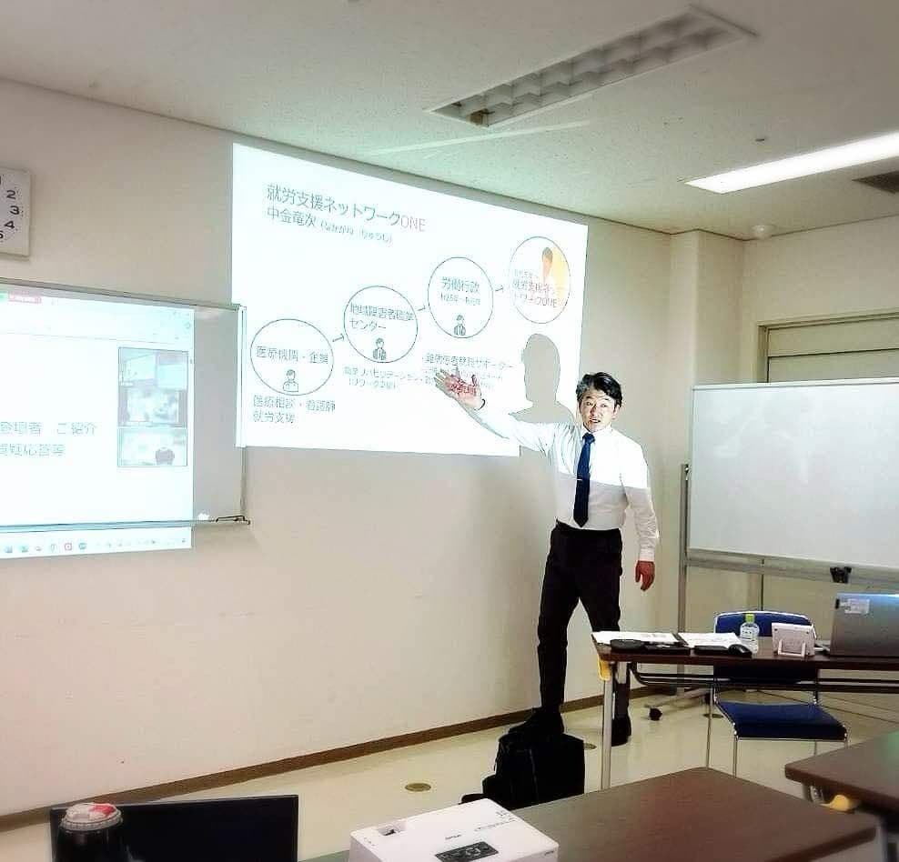 InclusiveHub39's tweet photo. 疾患を抱えて働く方には、治療費用や福祉サービスの活用、職場の制度まで、全体を見た支援が必要だが、垣根を超えて横に動く人は少ない。看護師から始まったキャリアを総動員して、一人ひとりの「人」に向き合う。@ryuji_nakagane【横断 #23】https://t.co/dFpDU8MInz https://t.co/5bLCyhypMx