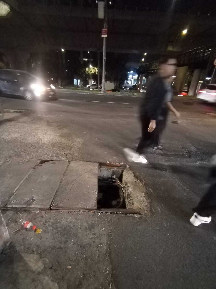 PREVENTIVA50's tweet photo. COLADERA SIN TAPA URGE URGE @locatel_mx @ALaMagdalenaC En la esquina de Oaxaca y Periférico, del lado del Hospital Ángeles del Pedregal, frente al edif de Guardia Nacional. https://t.co/qZf17YdOZl
