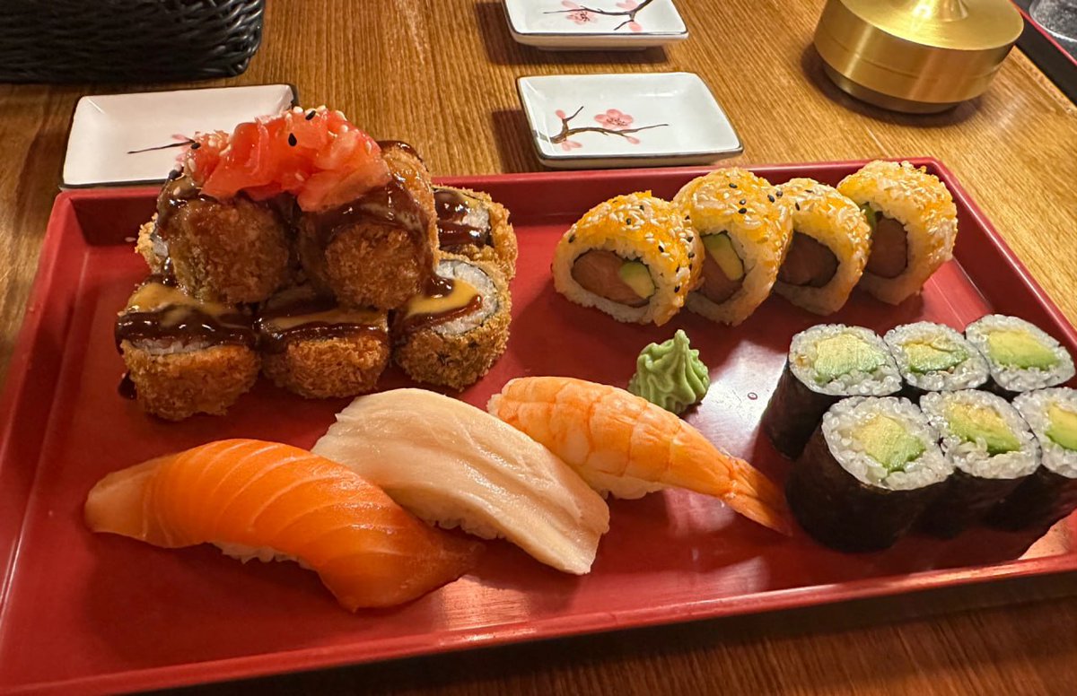Jenny6oingChen's tweet image. Enjoy a delicious sushi platter and savor every bite! 🍣✨