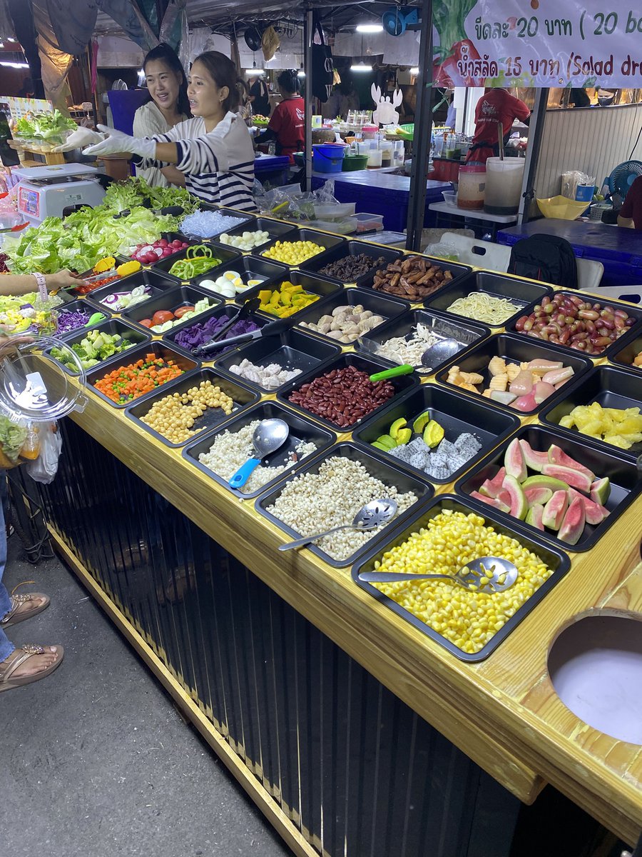 AMSu_BKK's tweet photo. 最近の屋台はサラダバーみたいなのが‼️
#トンサイマーケット
#tonsai Market https://t.co/hMiFzew8Qw