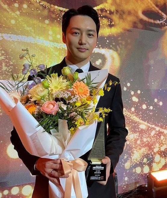 hallyuforums's tweet photo. #ByunYoHan won the Best Actor Award for the film #SheDied (#Following) at the 2024 Seoul International Film Awards.
#GoMinSi won Popular Star Award at the 2024 Seoul International Film Awards!!
#HallyuForums #Hallyu #Kdrama https://t.co/xhN0I5Q0ae