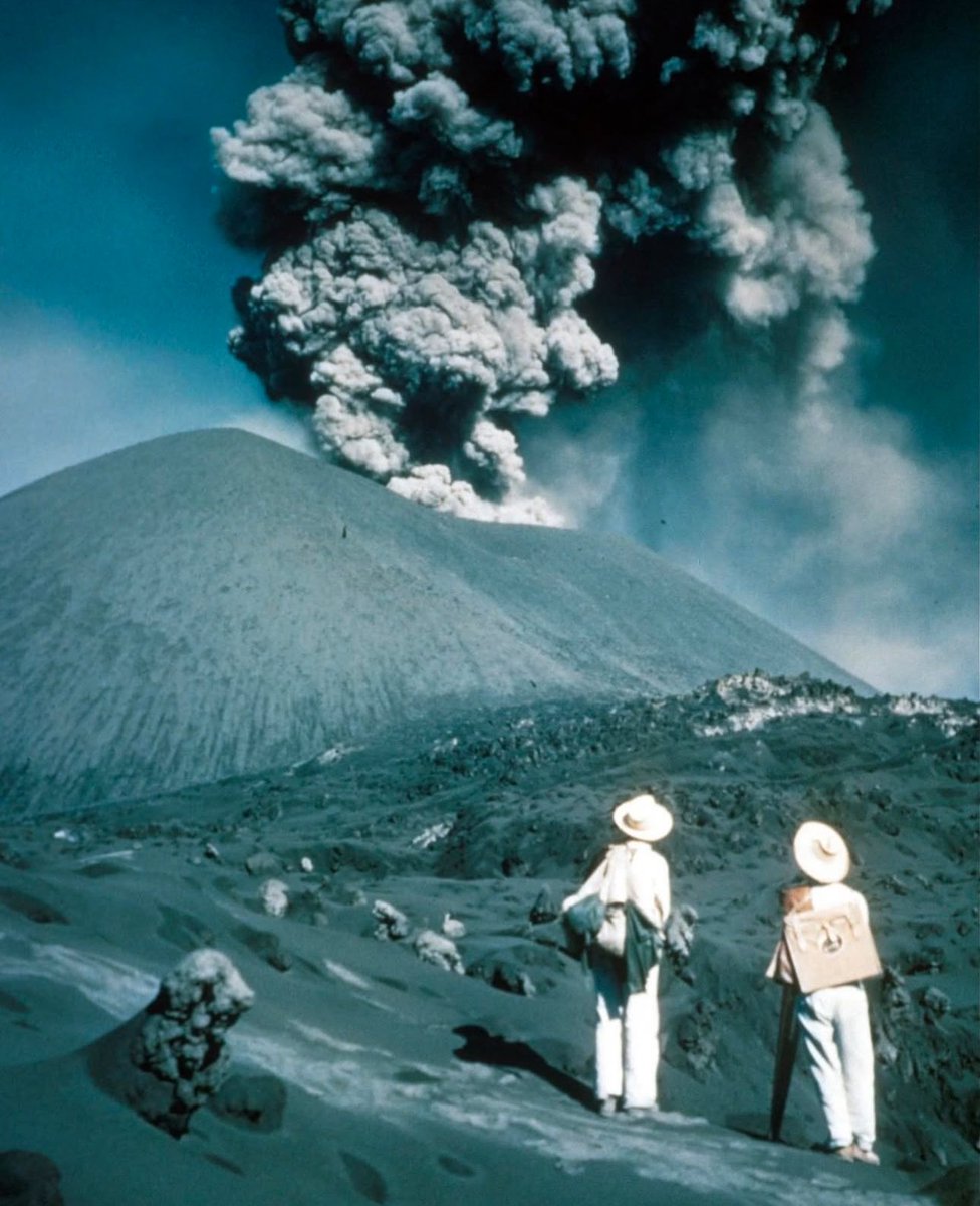 Cuauhtemoc_1521's tweet photo. Impactante fotografía de la actividad volcánica de el Paricutín en 1943 desde las afueras de la pequeña comunidad de San Salvador  Combutzio. Noten todo el panorama cubierto de las cenizas del volcán “más joven del mundo”… 
Y tú lo has visitado? https://t.co/m5KZifyugM