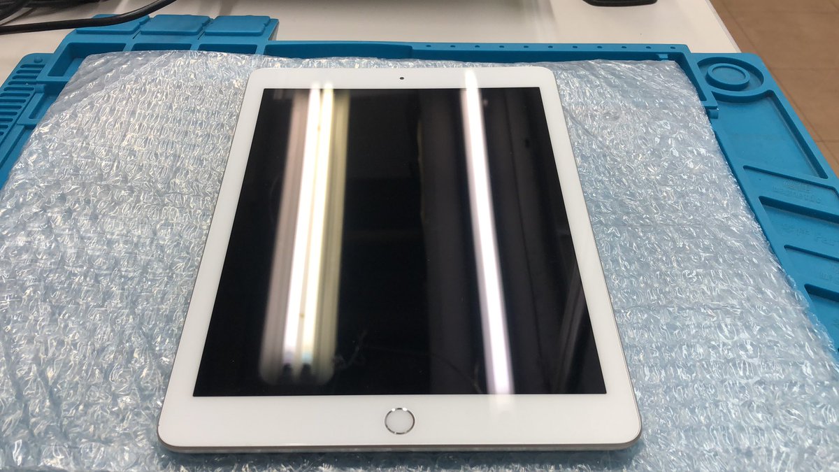 notestockakiba's tweet photo. 今週のブツ。
iPad5 32GB セルラー。
SIMロックたぶん解除済み。
ランクC/D
12,000円
一ヶ月保証付

外観やバッテリーの状態はシールに記載してるのでみてください！

年末のごろ寝動画再生マシンにオススメ！

#Apple #iPad5 https://t.co/ct2bWNkhr2