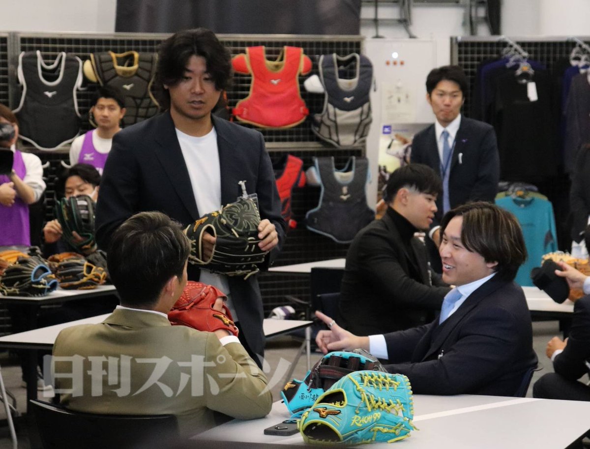 nikkan_orix's tweet photo. 宮城大弥が、カブス今永昇太とミズノ社ミーティングでグラブ談議。こちらもWBCで同僚でした。宮城いわく「変なLINEグループ」があり、山本由伸と山崎颯一郎を含めた4投手がメンバー。そこで宮城は今永を「師匠」と呼んでるそうです。今はまったく稼働してないグループとのこと😆
#オリックス https://t.co/QPzaFBN8Ce