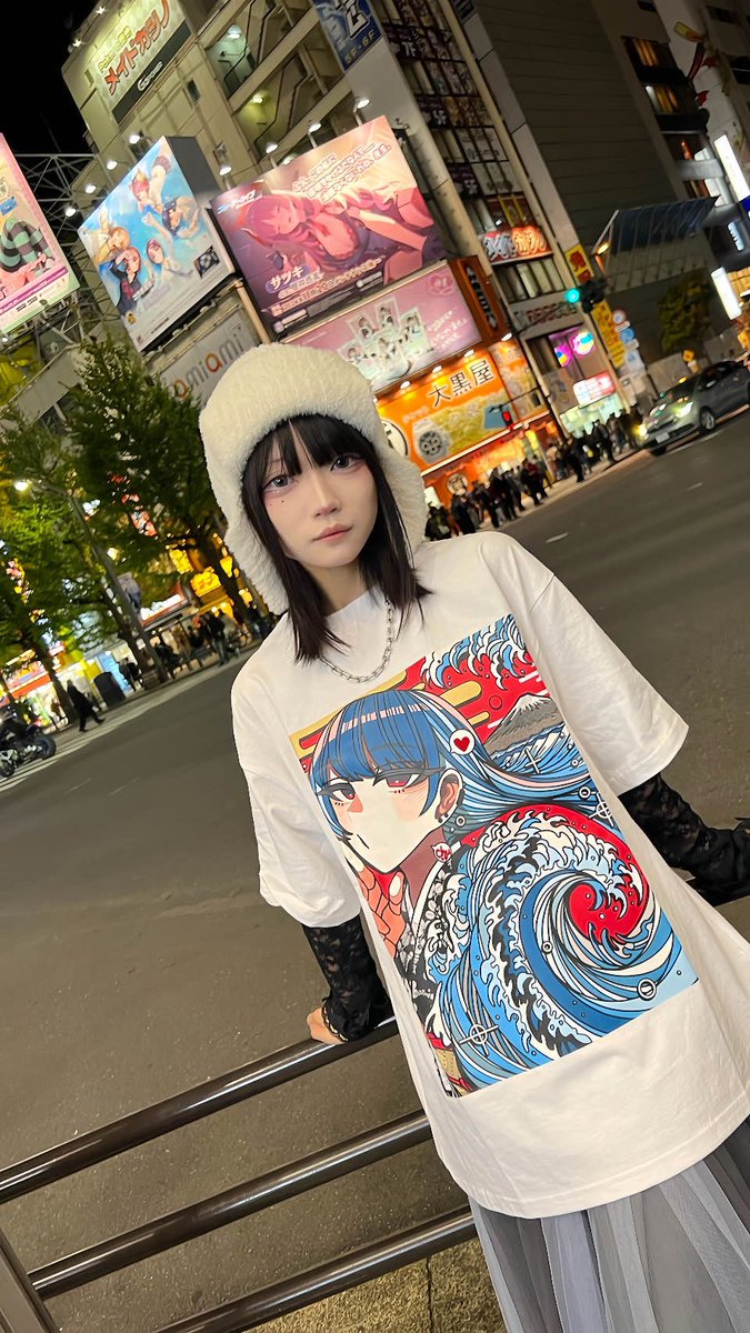 私のイラストがプリントされたシャツがドン・キホーテにて販売中です‼️着用写真いただきました‼️実際に着てみるとこんなイメージです

是非お近くのドンキで見かけた際にはチェックしてみてください‼️