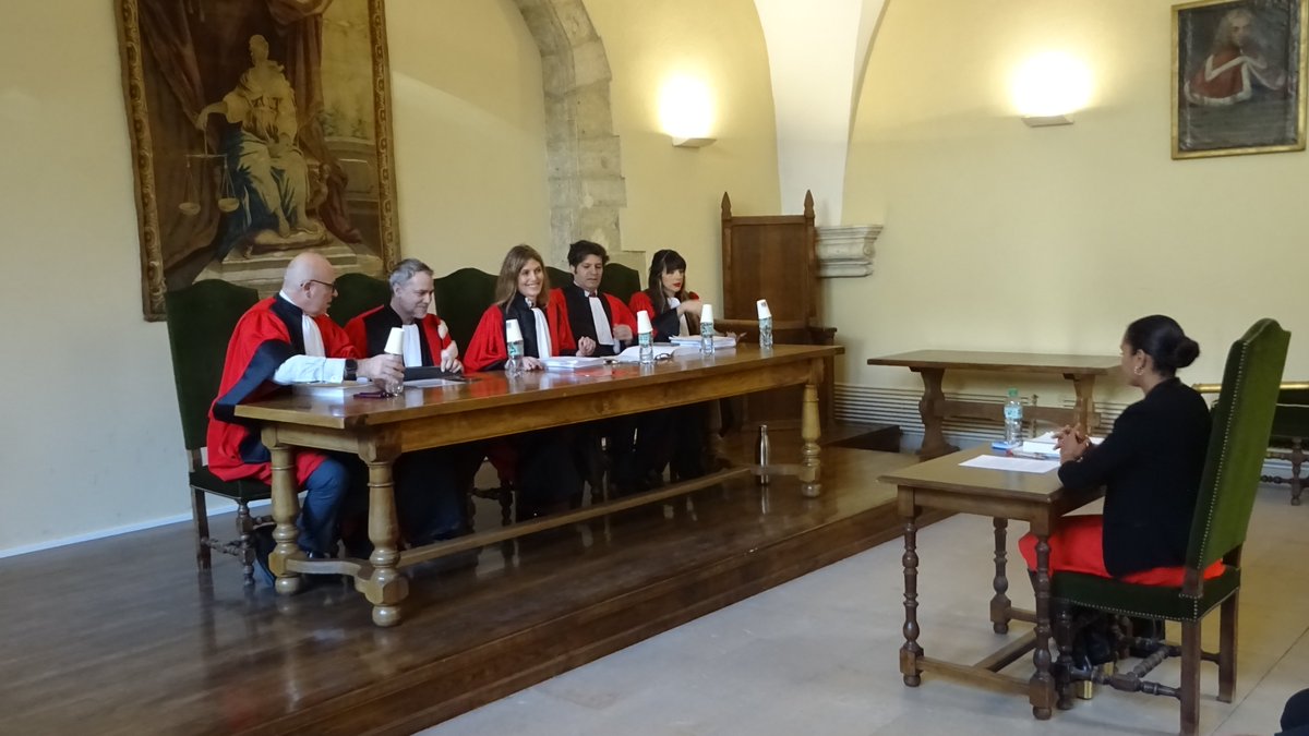 ED_DSP_UM's tweet photo. Soutenance en cours pour @PlaneEugenie du @LICeM_UM, devant un jury composé de Mme @mathildecayot et des Pr Léa Molina, Jean-Christophe Roda, @MaloDepince &amp; @DanielMainguy (co-directeurs de thèse). Ses travaux de recherche portent sur "L'émergence d'un droit de la compliance". https://t.co/3r3QTAYCDI