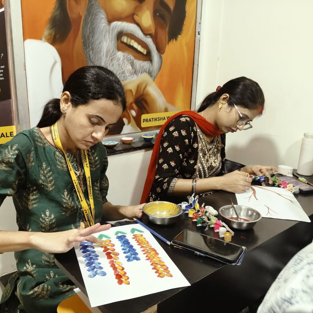 🎨✨ Finger Painting Fun! ✨🎨
Our #Frameboxx students explored their creative side during the Finger Painting Activity. Swipe through to see some beautiful masterpieces created by our talented students. 🎉
#FingerPainting #ArtActivity #CreativeLearning #StudentCreativity