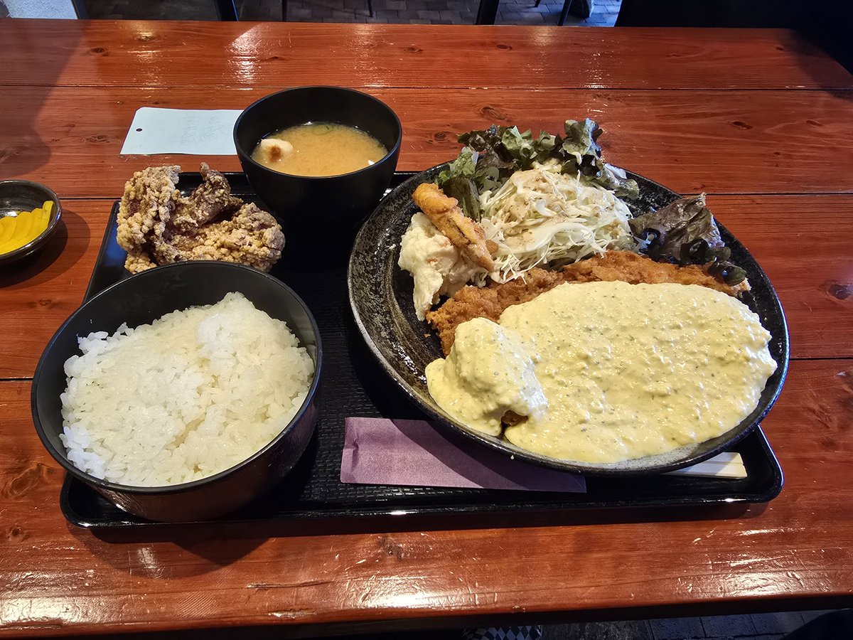 skullpoison's tweet photo. 今日だけ解禁😁
人間ドック終わりにポミエさんへ...
チキンカツ定食唐揚げトッピング🐔
さすがに米は小(一般的な大盛り相当💦)

久しぶりのガッツリ���げ物、それに白い悪魔...いや今日だけは天使👼タルタルソースに意識飛ぶ😇
めちゃ美味👍️
ご馳走さまでした🙏
#ポミエ https://t.co/iGQDSckTPU