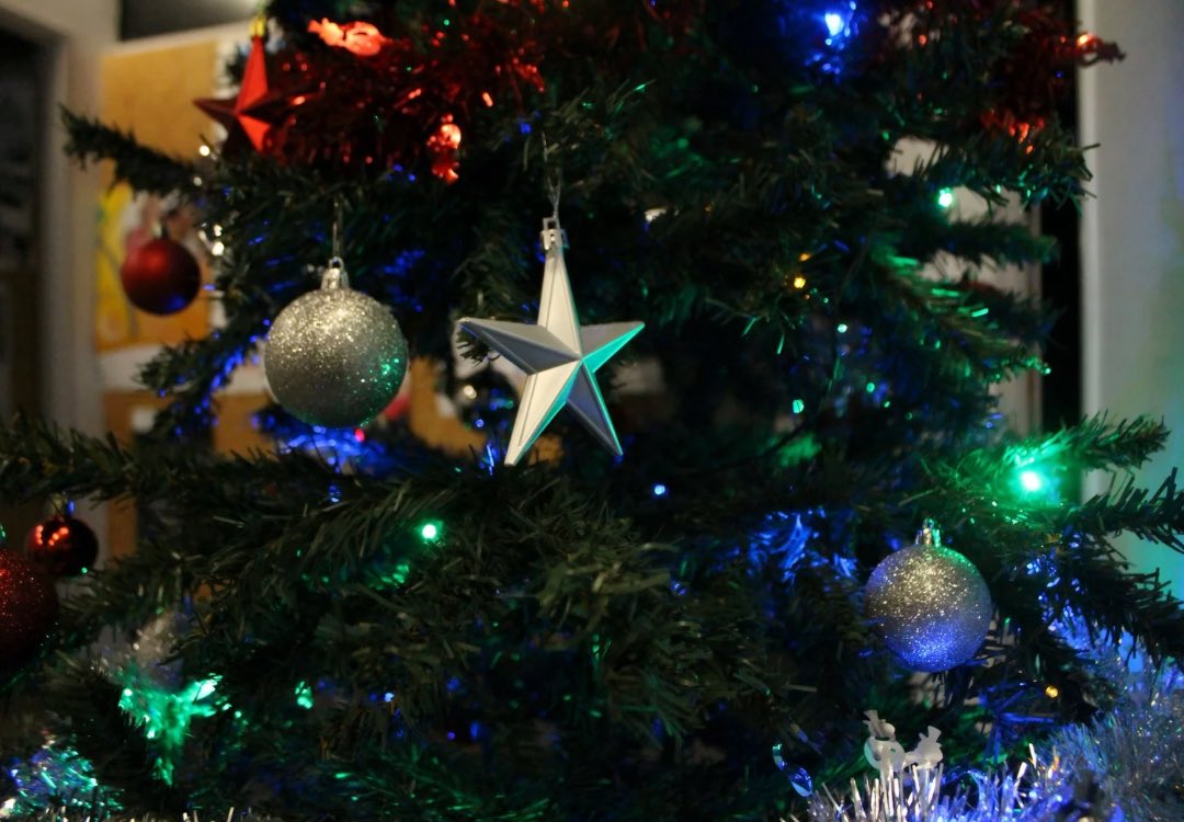 admr_indre's tweet photo. • 𝐿’𝐸𝑠𝑝𝑟𝑖𝑡 𝑑𝑒 𝑁𝑜𝑒̈𝑙 𝑒𝑠𝑡 𝑎𝑟𝑟𝑖𝑣𝑒́ 🎄•

Le sapin de Noël a pris fièrement place dans le hall d’accueil de la Fédération ! 😍

Ses guirlandes illuminent les dernières journées avant les fêtes de fin d’année ! 🕰️ https://t.co/KUWBmyaAaB