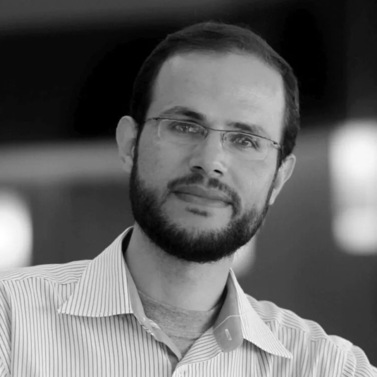 Filistinli şair, edebiyatçı ve akademisyen Rifat el-Arîr, Gazze Soykırımı’nın 29. gününde, kaldığı ev bombalanarak ailesiyle birlikte katledildi.
Anısına saygıyla.

#RifatElArir #GazaGenocide #IfIMustDie