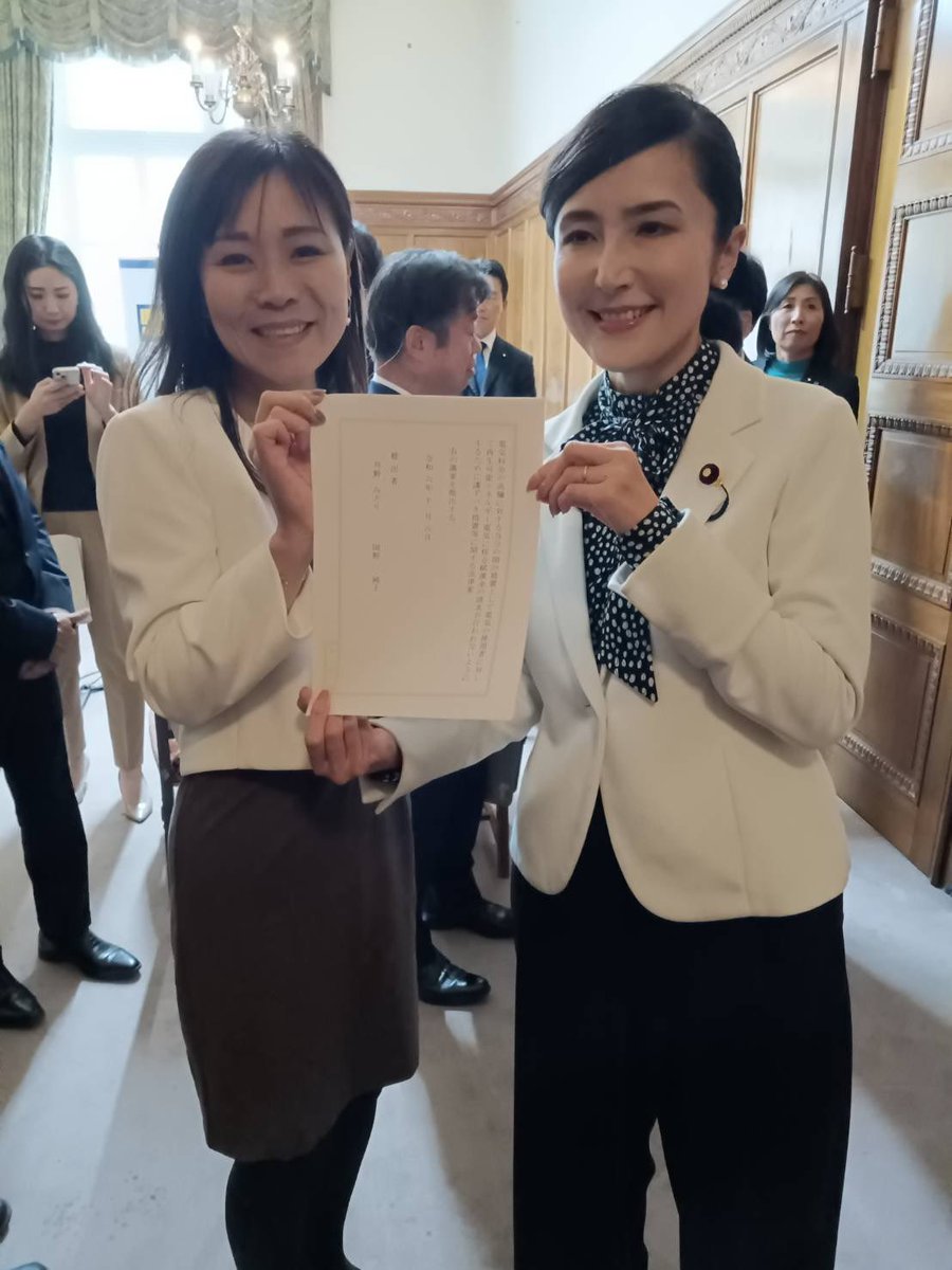 岡野純子 国民民主党 衆議院議員(千葉5区、市川市・浦安市) (@junko_okano) on Twitter photo 本日提出した「再エネ賦課金徴収停止法案」、経済産業委員会所管事項という事で、委員である丹野さん <a href="/tannomidori/">丹野みどり 国民民主党 衆議院議員 愛知県第11区(豊田市・みよし市)</a> と私が提出者に。
これは、国民民主党として長年訴えていることのひとつ。電気代を下げることは個人の家計だけでなく、あらゆる産業に影響が波及し、賃上げの原資にもつながります。 本日提出した「再エネ賦課金徴収停止法案」、経済産業委員会所管事項という事で、委員である丹野さん <a href="/tannomidori/">丹野みどり 国民民主党 衆議院議員 愛知県第11区(豊田市・みよし市)</a> と私が提出者に。
これは、国民民主党として長年訴えていることのひとつ。電気代を下げることは個人の家計だけでなく、あらゆる産業に影響が波及し、賃上げの原資にもつながります。