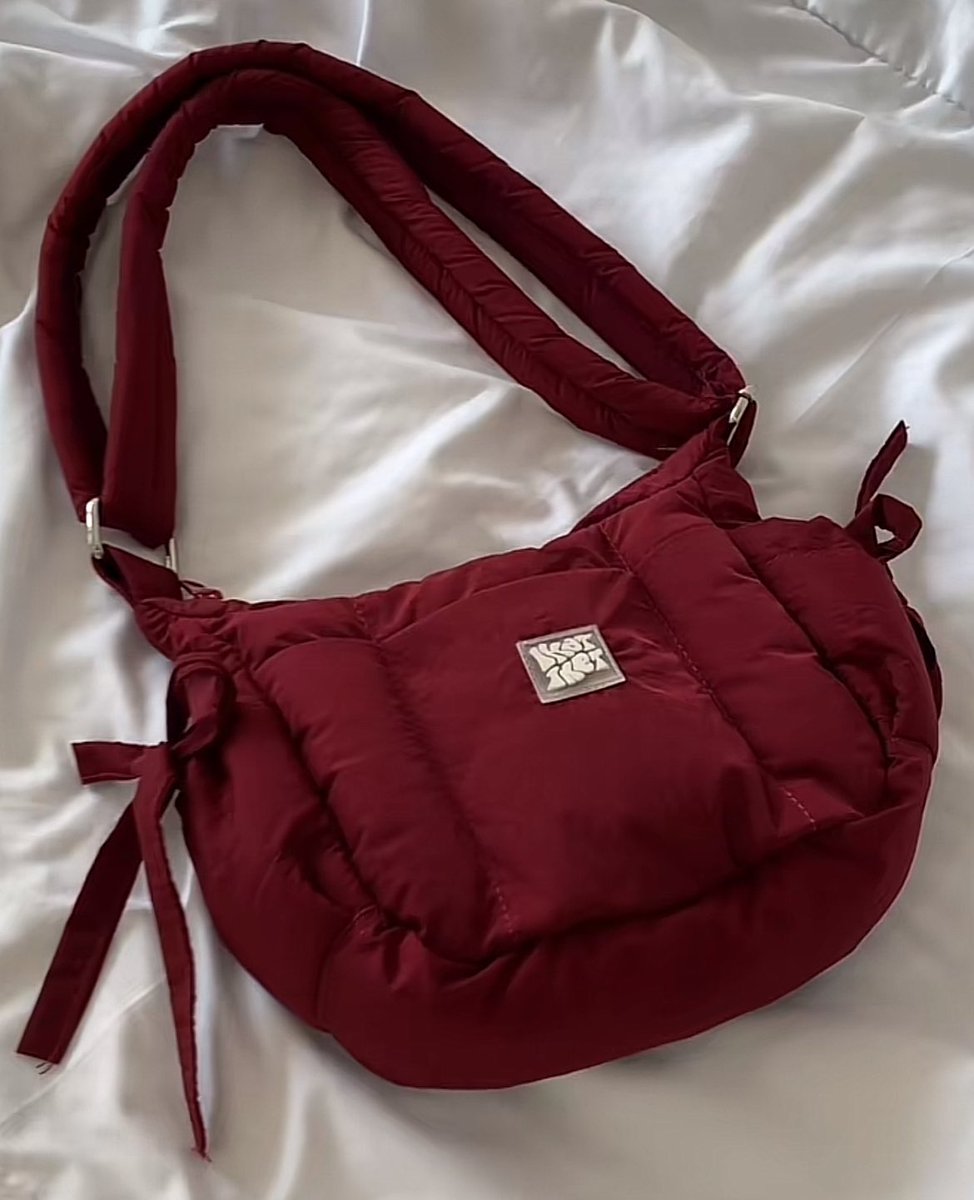 roxysshi's tweet photo. Honestly tas yg paling nyaman dipakai dan worth it banget untuk dibeli itu yg modelnya ga kaku gini, bisa muat banyak barang juga kalau dipakai jalan" atau ke kampus!😍💕 https://t.co/V9KtA5vJyG