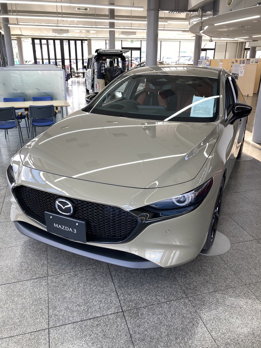 5_break_2012's tweet photo. 車乗り換えましたー！
8年落ちのアテンザ売却して、
MAZDA3 を買った。

高いクラスに多数オプション付けて本日契約して来ました。

納車が1月下旬。 https://t.co/iI6qUOsGEK