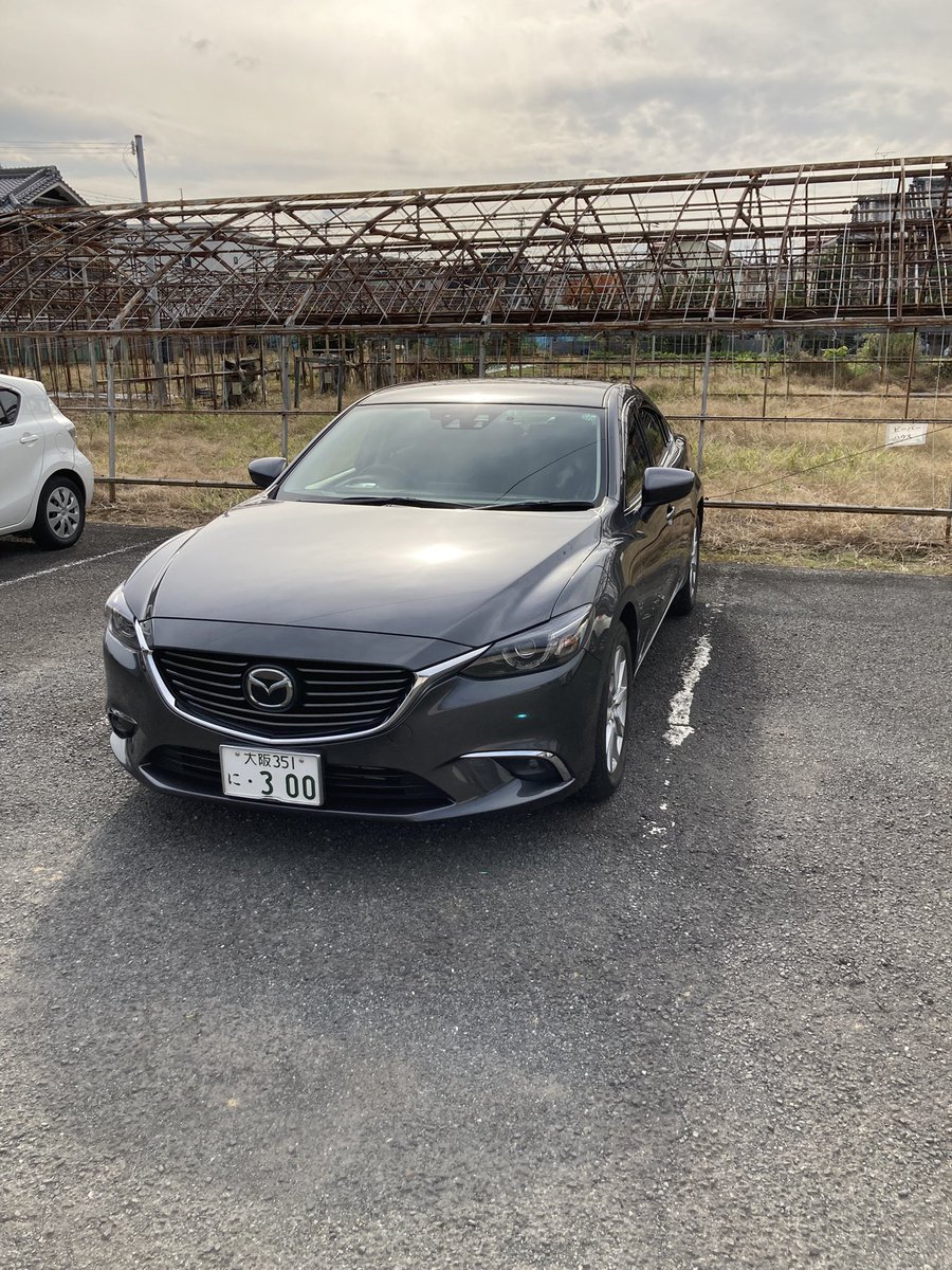 5_break_2012's tweet photo. 車乗り換えましたー！
8年落ちのアテンザ売却して、
MAZDA3 を買った。

高いクラスに多数オプション付けて本日契約して来ました。

納車が1月下旬。 https://t.co/iI6qUOsGEK