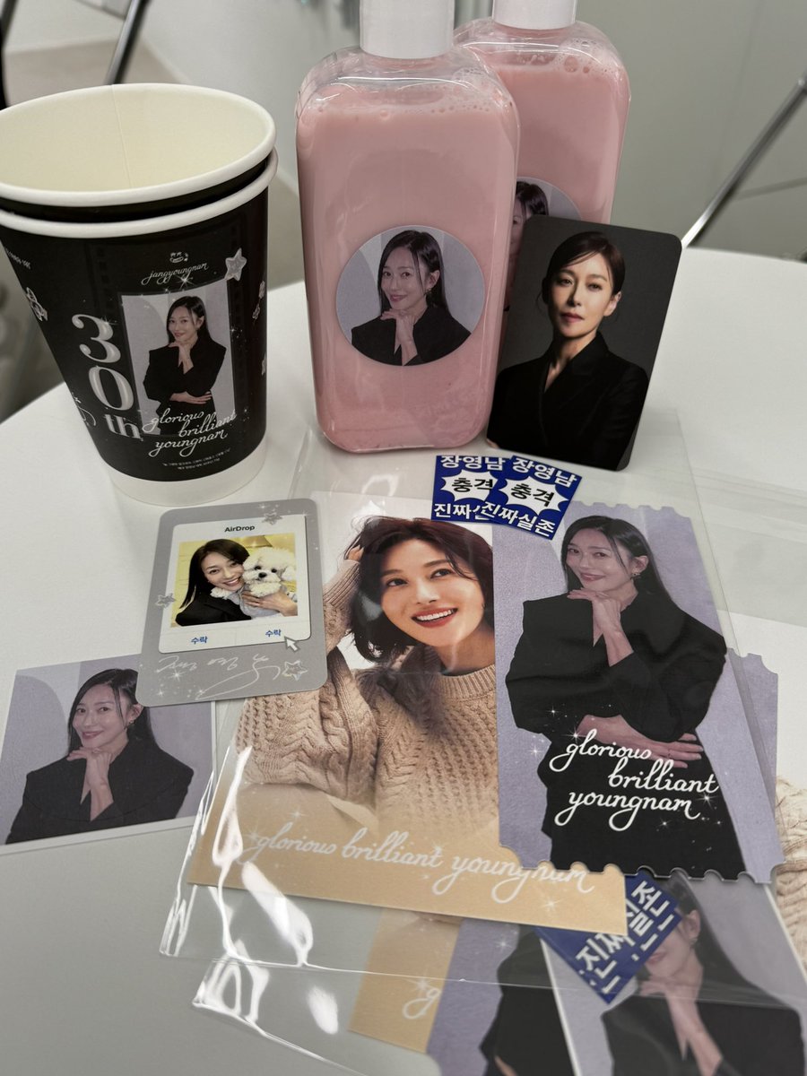 even1mill's tweet image. 🩷🩷🩷
너무 예쁜 카페! 열어주셔서 감사해요 

#장영남_데뷔30주년_축하해 
#장영남_응원해