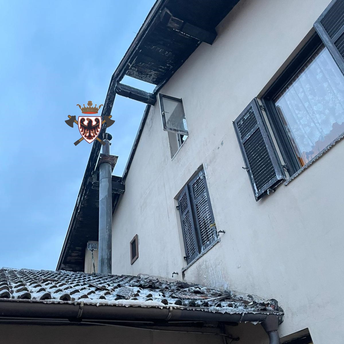 fedvvfvoltn's tweet photo. #Incendio: una ventina i vigili del fuoco volontari, appartenenti ai corpi di #Carzano, #BorgoValsugana, 
#Scurelle e #Strigno, intervenuti alle 6:30 di oggi per un rogo che ha interessato la canna fumaria di un’abitazione a Carzano. Limitati i danni al tetto. #vvftrentino https://t.co/M23ZwQVndq
