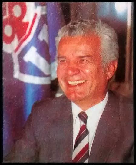 gvillafranca's tweet image. Con Orozco la &quot;U&quot; volvió a sacar figuras jóvenes, a ser el que ganaba más Copas, a tener paternidad ante Colo Colo y jugar semis de Libertadores.
Defendió al equipo e hinchas con fuerza, creyó en un Club con rol social y fue visionario en openerse al fútbol negocio actual. 🙏