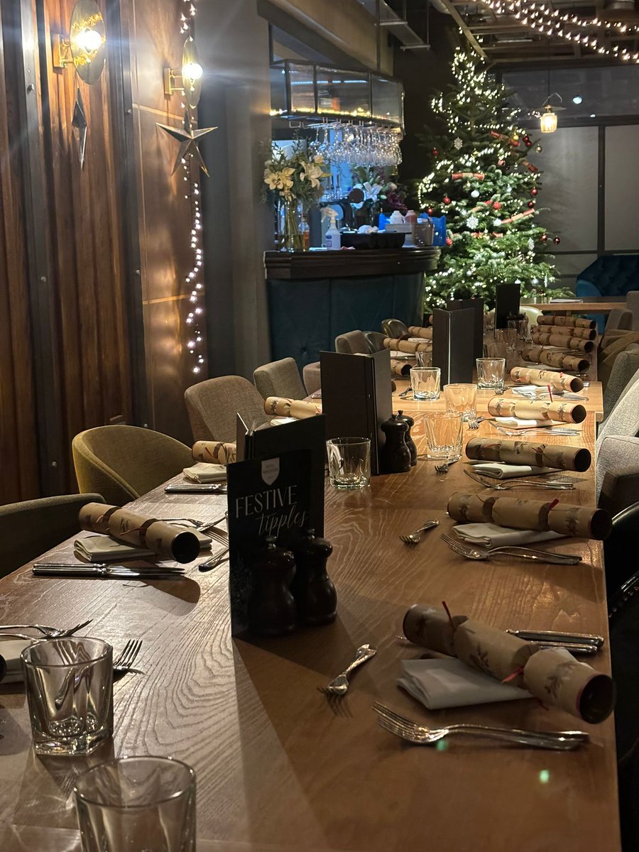 BerksCommASLT's tweet photo. Munchin &amp; Christmas Lunchin with the team 🥂🎄
Secret Santa fun and lots of cheer! 🎁Santa’s got nothing on our team’s festive spirit! 😉 #JingleAndWork #wearespeechies https://t.co/58TSwAJduC