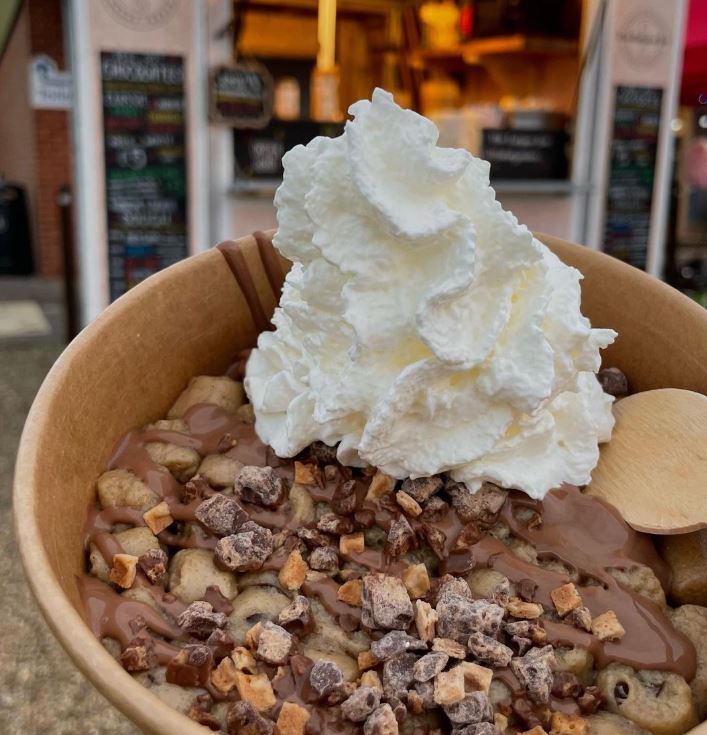 Customer Focus Friday - The Belgian Box 🤝

The Belgian Box in Hemsby, Norfolk are big fans of our cookie dough and can be found serving it up with lashings of Belgian chocolate sauce and creative toppings such as mint crunch, Kit Kat pieces and the ever-so popular Kinder Bueno.