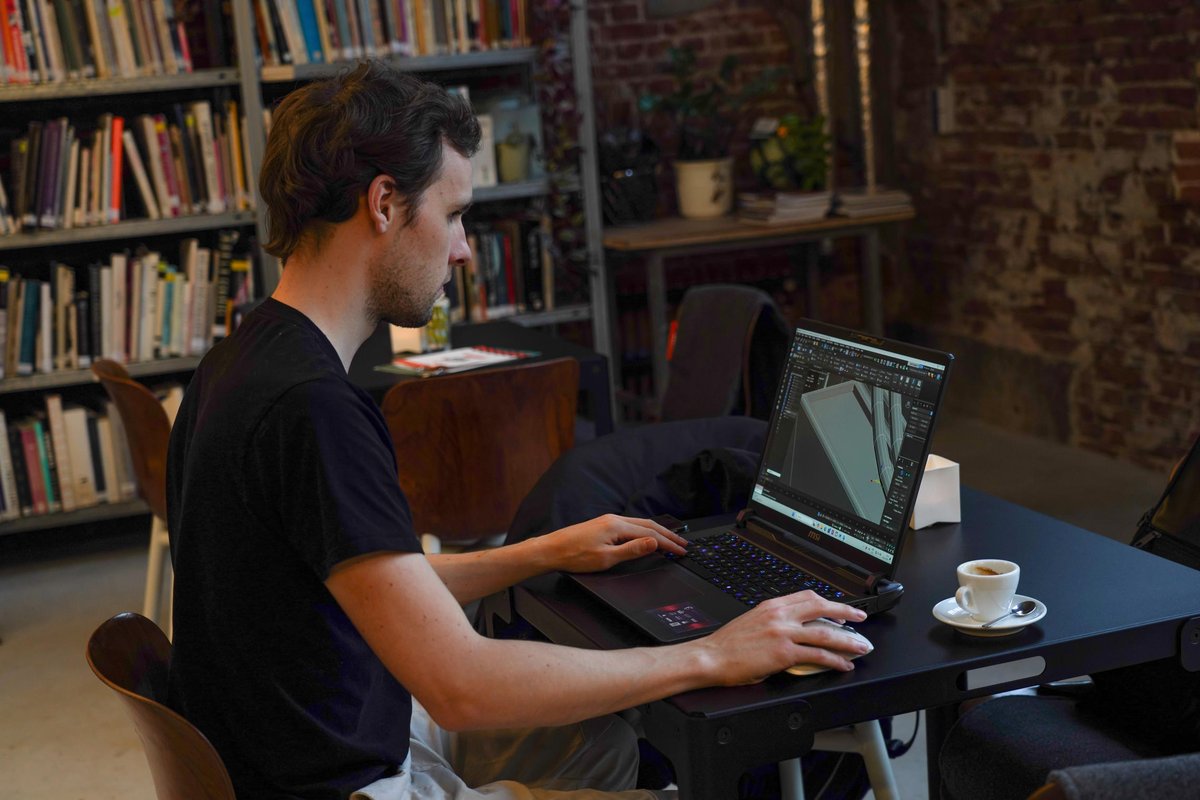 MSIMiddleEast's tweet image. ما الذي يجعل القطة اللطيفة مندهشة للغاية؟ 🙀 إنه جهاز #MSIVector 17 HX A14V😻
من إنشاء محتويات ثلاثية الأبعاد معقدة إلى البقاء منتجًا في مقهى، يعتمد Emiel Sleegers على قوته وشكل الجهاز المصمم لممارسي العلوم والتكنولوجيا والهندسة والرياضيات.
msi.gm/Vector17HX_A14…

#RTX #3DArtist