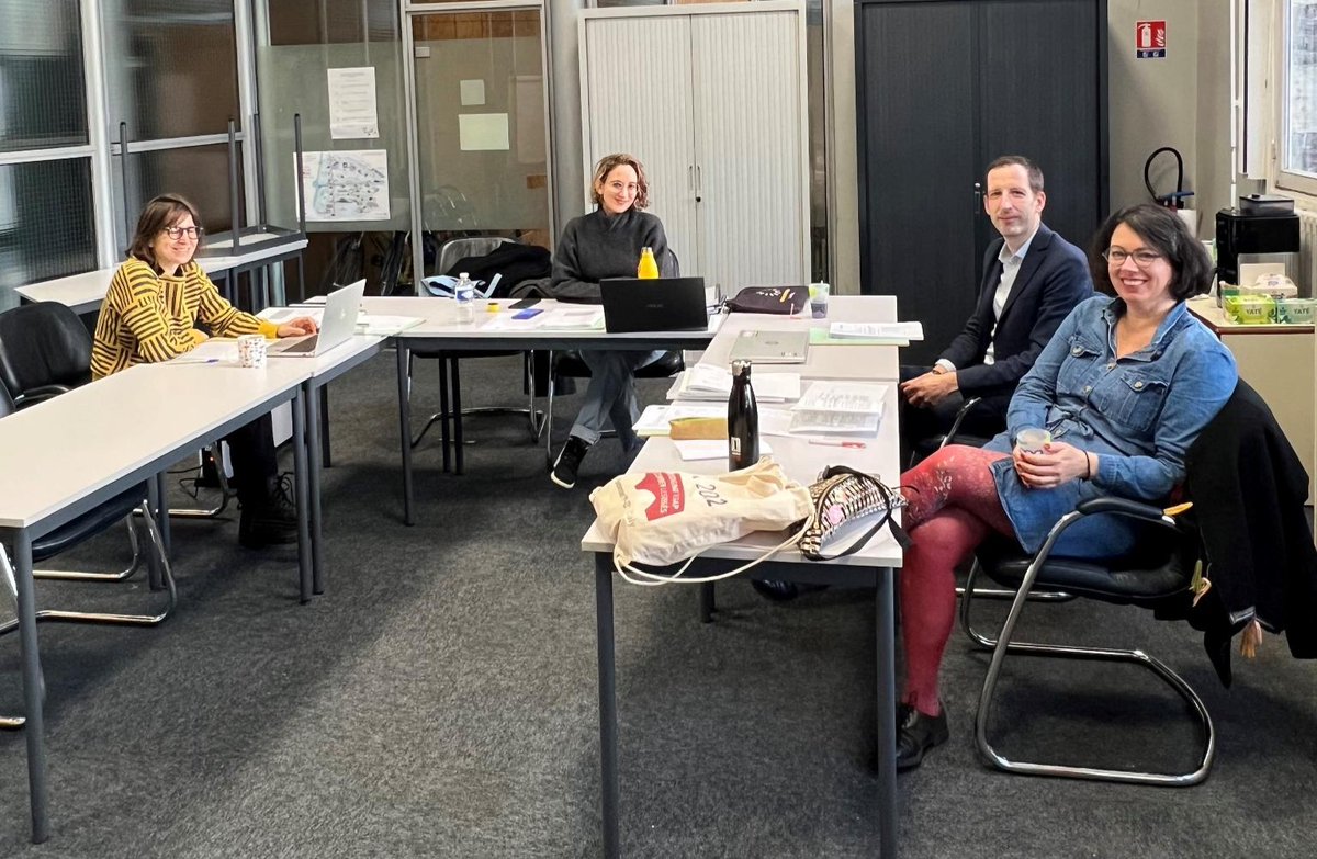AAF (@archivistes_aaf) on Twitter photo Aujourd'hui Léonor Fantel est présidente du jury de certification de la formation d'Assistant·e d'archiviste de l'APSV avec Marie Hatet, Mathieu De Bruyne, Alice Grippon et Olivier Flament.
Merci beaucoup à Dimitra Tayou et Melanie Le Minh Man et bon courage aux étudiant·es ! 👨🎓 Aujourd'hui Léonor Fantel est présidente du jury de certification de la formation d'Assistant·e d'archiviste de l'APSV avec Marie Hatet, Mathieu De Bruyne, Alice Grippon et Olivier Flament.
Merci beaucoup à Dimitra Tayou et Melanie Le Minh Man et bon courage aux étudiant·es ! 👨🎓