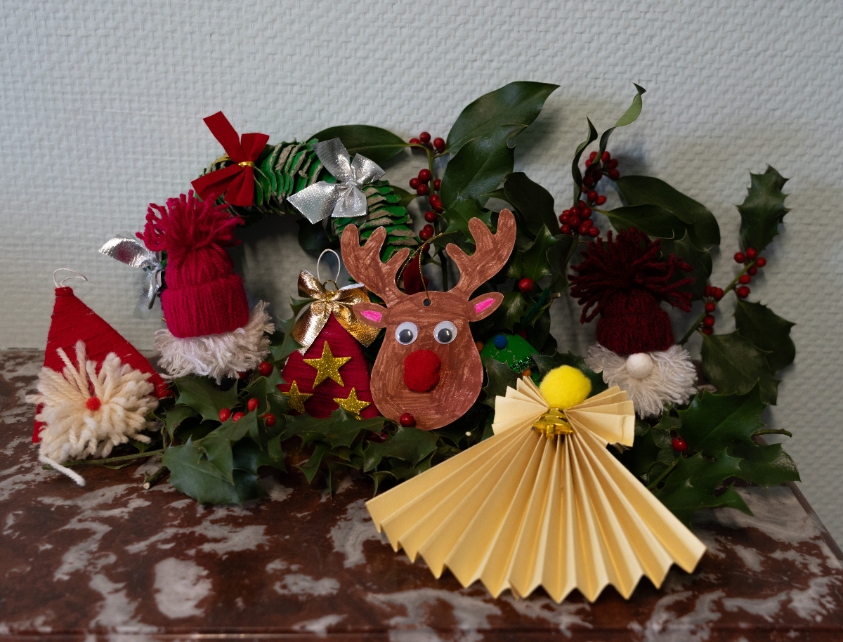 Eyzin_Pinet's tweet photo. Les enfants du périscolaire ont préparés de jolies décorations de Noël pour le sapin 🎄 de Noël de la salle polyvalente.
Les seniors pourront en profiter dès demain lors du repas de Noël  🧑🏻‍🎄 https://t.co/CFQjsR7GGa