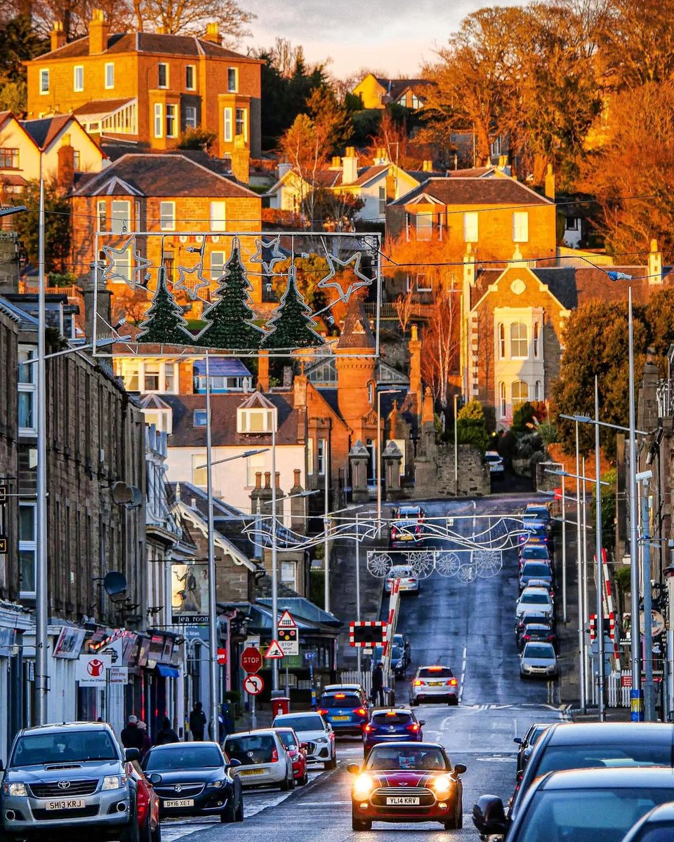 Have you seen the Christmas lights in Broughty Ferry yet? The town might be known as a seaside escape, but it absolutely shines in winter.  

Packed with boutiques, cafes, bars and more -  it’s the perfect spot to wrap up and explore this December.❄️

📷 <a href="/roam/">Roam</a>.in.scotland