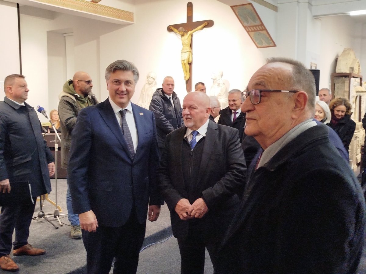 p_sredic's tweet photo. Predsjednik Hrvatske Vlade Andrej Plenković stigao je u Banjaluku. U društvu predsjedavajuće SM BiH Borjane Krišto prisustvuje otvaranju muzejsko-galerijskog prostora "Marija Zvijezda". U delegaciji iz Zagreba su i ministri Goran Grlić Radman i Nina Obuljen Koržinek. @novabhtv https://t.co/UciMyowXrg